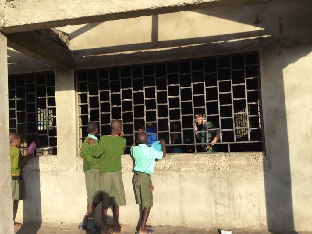 Afrika, Keňa - podávanie jedla školákom