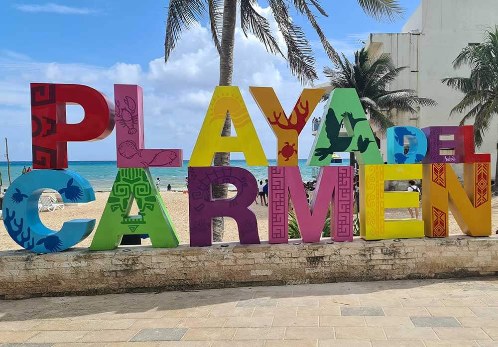 Playa del Carmen, Yucatán, Mexiko. Nápis na promenáde