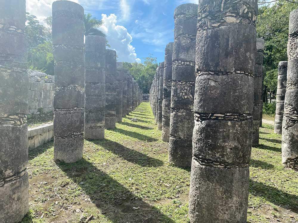 Galéria tisícich stĺpov. Chichen Itza, Yucatán, Mexiko