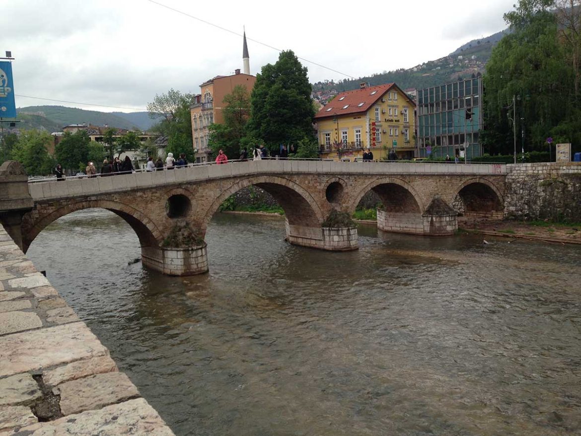 Sarajevo. Bosna a Hercegovina - most - Vojnou poznačené Sarajevo #3