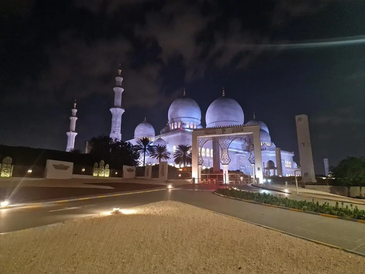 Ako využiť 15 hodinový prestup v Abu Dhabi? Sheikh Zayed Grand Mosque, Abu Dhabi, Spojené Arabské Emiráty